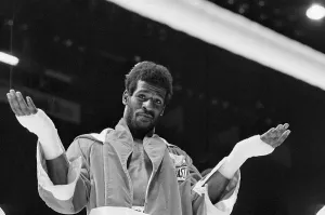 Olympic Gold Medalists Imprime: Michael Spinks Gesturing in Ring