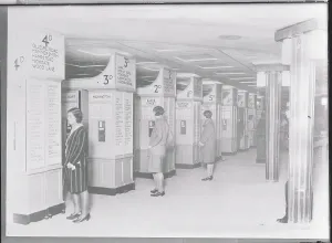 London Underground History Imprime: Patrons Using Ticket Machines