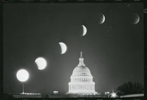 Total Solar Eclipse Imprime: Phases of an Eclipse Above the Capitol