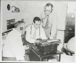 Vintage Radio Broadcasting Imprime: Radio Broadcasters Working on Script at Typewriter