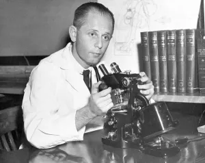 Scientist Portrait Imprime: Scientist Using Microscope