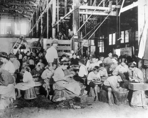 Women In The Workforce Imprime: String Beans Being Processed by Hand