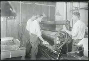 Vintage Factory Workers Imprime: Workmen Utilizing Machine