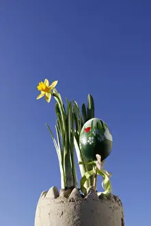 Easter Decorations Imprime: Easter decorations, daffodils and a painted Easter egg