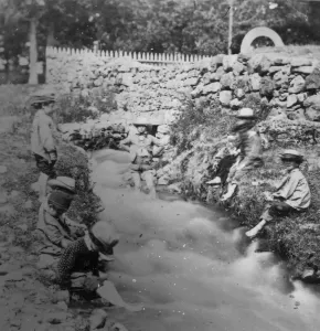 Childhood Nostalgia Photography Imprime: River Children