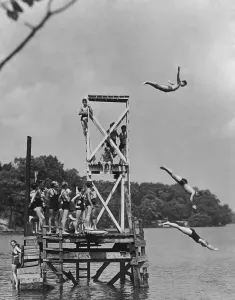 Nostalgic Beach Scenes Imprime: Using The Diving Platform