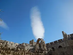 East Jerusalem Landmarks Imprime: Jerusalem, cloud on an old arch