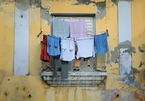 Imágenes fechadas el 2 de agosto de 2012: Secado de ropa al aire libre junto a la ventana.