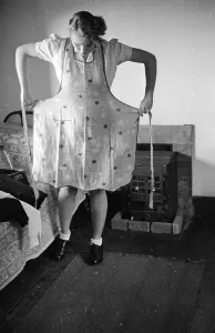 World War II Women Imprime: The Apron Strings