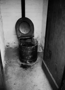 Vintage School Photos Imprime: Basic Bathroom