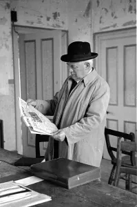 England Black And White Photography Imprime: Checking The Form