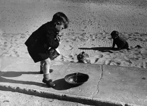 Children Playing On The Beach Imprime: Children On Beach