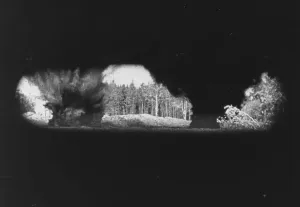 World War II Battlefield Imprime: Exploding Guns