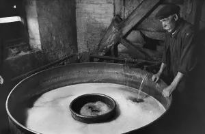 Vintage Brewery Scene Imprime: Microbrewer At Work