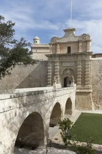 Puerta de la ciudad histórica con puente, Mdina, Malta.