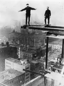 Impresiones de 20 de noviembre de 1925: Un trabajador estadounidense en construcción caminando con los ojos vendados sobre un andamio de construcción a veinte pisos alto en la ciudad de Nueva York Fotos Históricas Que Dejan Boquiabiertos A Los Trabajadores Que Arriesgaban Su Vida A Diario Hace Décadas, Cuando Las Normas Para Los Obreros De La Construcción Eran Mucho Más Laxas Que Ahora. Imprime: El Atrilaudista Audaz.