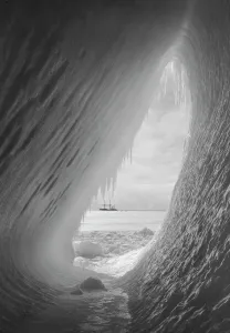La cueva en el iceberg sin figuras. Terra Nova a distancia. 8 de enero de 1911