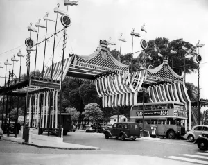 Kensington High Street History Imprime: The Royal Borough Decorated For Coronation Elaborate decorations span the roadway