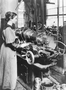 Mujer trabajando en una máquina de fresado de hilo interno, Norton Grinding Co. Worcester, Ma