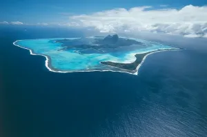 Tranquil Ocean Views Imprime: French Polynesia, Society Islands, Aerial view of Bora Bora Island (photo)