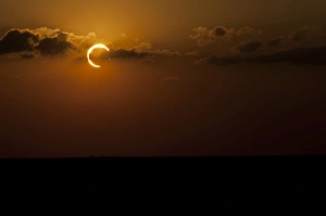 Backlit Cloud Formations Imprime: Annular Solar Eclipse