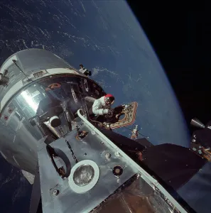 NASA Space Exploration Imprime: Apollo 9 Command and Service Modules and Lunar Module with Earth in background