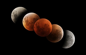 Australian Night Sky Photography Imprime: Composite image of lunar eclipse