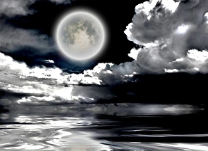 Dramatic Cloudscape Imprime: Full moon. Dramatic clouds reflected in calm wat