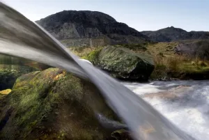 Blurred Motion Waterfalls Imprime: A split-level view through a small waterfall, Llanberis, Snowdonia NP, Gwynedd, Wales