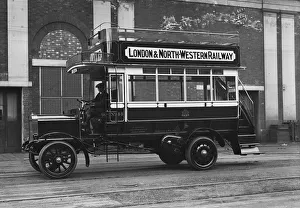 Black And White Bus Photos Imprime: 1908 Commer bus. Creator: Unknown