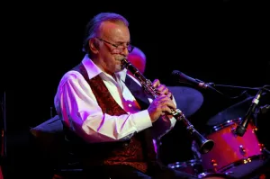 Música Imprime: Acker Bilk, Dorking Halls, Dorking, Surrey, 2012. Artista: Brian O Connor
