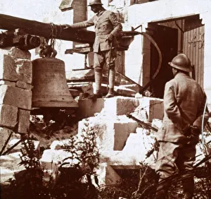 WWI Soldiers Imprime: Alarm bell, c1914-c1918