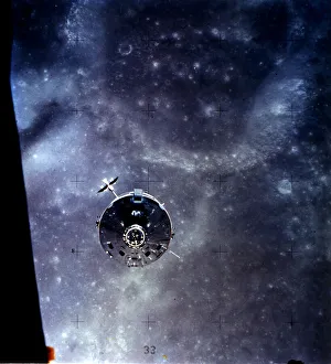 Y Imprime: Módulo de Comando y Servicio Apolo 16 Sobre la Luna, 1972. Creador: Thomas Mattingly