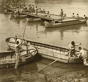 World War One Geography Imprime: Assembling a pontoon bridge, c1914-c1918