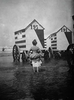Black And White Beach Scenes Imprime: Bathing machines, Ostend, between c1910 and c1915. Creator: Bain News Service