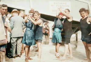 George Grantham Bain Photographer Imprime: Beach Tango, Brighton, between c1910 and c1915. Creator: Bain News Service