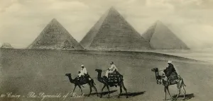 Archaeological Sites In Africa Imprime: Cairo: The Pyramids of Gizeh, c1918-c1939. Creator: Unknown