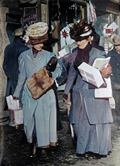 Vintage Christmas Shopping Imprime: Christmas shoppers, between c1910 and c1915. Creator: Bain News Service