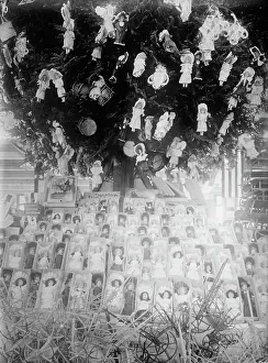 Vintage Christmas Shopping Imprime: Christmas, Show Window, between c1910 and c1915. Creator: Bain News Service