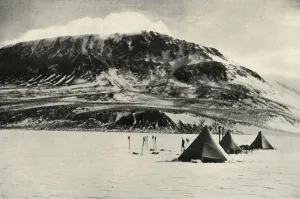 Terra Nova Expedition Images Imprime: The Cloudmaker Mountain, c1912, (1913). Artist: Henry Bowers