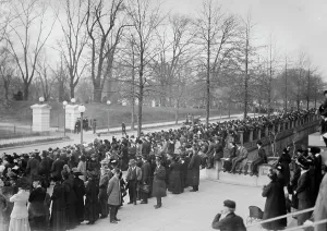 Multitud en la Casa Blanca, entre c1910 y c1915. Creador: Bain News Service.