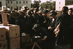 Distribuyendo bienes de sobra, St. Johns, Ariz. 1940. Creador: Russell Lee