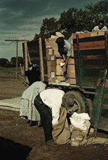Distribuyendo bienes de sobra, St. Johns, Ariz. 1940. Creador: Russell Lee