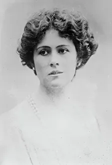 Aristocrat Portrait Imprime: Duchess of Sutherland, between c1910 and c1915. Creator: Bain News Service