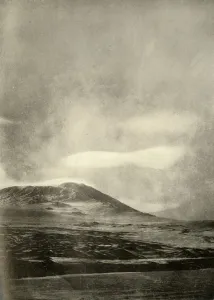 Ernest Shackleton Imprime: Dumb-Bell Cloud Above Erebus, c1908, (1909)