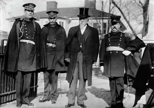 Gobernador Mann y personal, entre c1910 y c1915. Creador: Bain News Service.