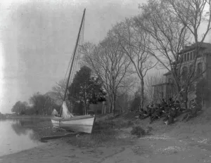 Estudiantes de la Hampton Institute dibujando un barco de pesca en la orilla del río. Hampton, Va. 1900. Autor: Frances Benjamin Johnston