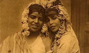 Female Friendship Concept Imprime: Les amies, c1918-c1939. Creator: Unknown