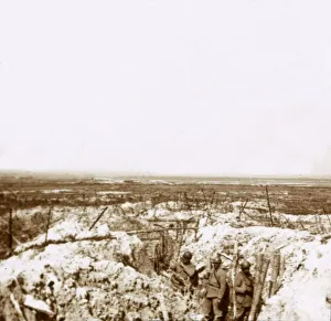 Monochrome War Images Imprime: Looking towards the German front line, c1914-c1918