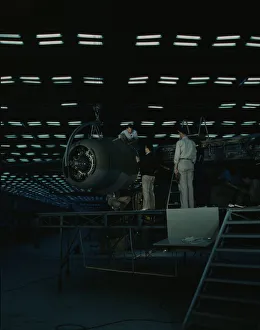 Second World War Aviation History Imprime: Lowering an engine in place in assembling